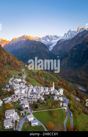 Vue aérienne du petit village de Soglio au coucher du soleil en automne.District de Maloja, canton de Graubunden, vallée de Bregaglia, Suisse, Europe. Banque D'Images