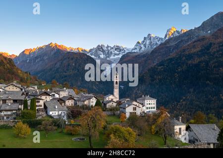 Vue aérienne du petit village de Soglio au coucher du soleil en automne.District de Maloja, canton de Graubunden, vallée de Bregaglia, Suisse, Europe. Banque D'Images