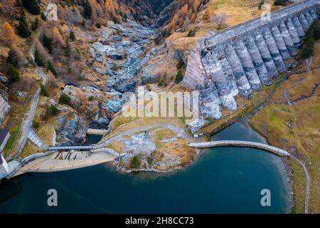 Vue sur les ruines de la Diga del Gleno.Pianezza, Vilminore di Scalve, Vallée de Scalve, Lombardie, province de Bergame,Italie. Banque D'Images