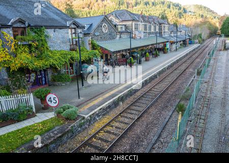 Gare de Betwsy Coed avec train arrivant sur la plate-forme. Banque D'Images