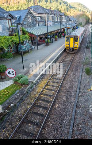 Gare de Betwsy Coed avec train arrivant sur la plate-forme. Banque D'Images