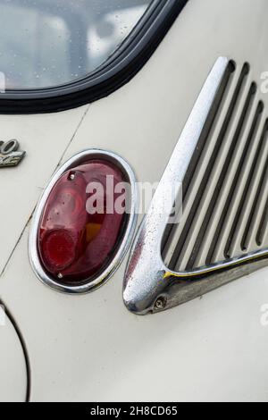 Gros plan sur l'évent et le feu de freinage d'une microvoiture japonaise Subaru 360 Deluxe blanche classique de la ville Banque D'Images