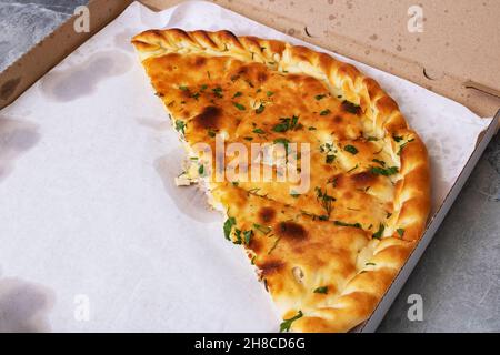 Tarte ossète avec de la viande dans une boîte de gros plan Banque D'Images