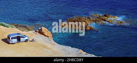 camping voiture sur l'île de la Pietra, France, Corse, Ile Rousse Banque D'Images