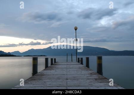 Lumière et ombre dans le lac, après la pluie il y a toujours le soleil Banque D'Images