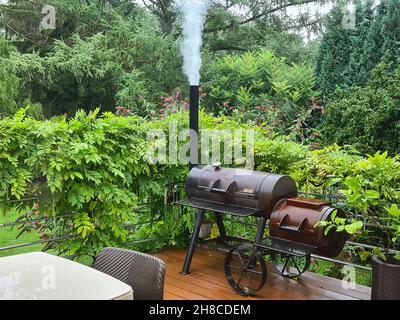 Fumeur barbecue fumeur sur une terrasse, Allemagne Banque D'Images