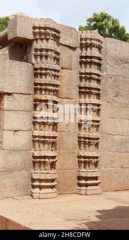 La tour royale date probablement de la période de Vijayanagara.Sa sculpture murale d'un côté.C'est une sculpture entièrement sculptée en pierre. Banque D'Images