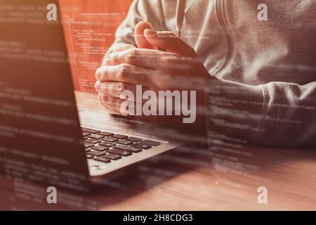 Compilation de logiciels sur ordinateur portable, développeur de logiciels et programmer conforme code au bureau, à proximité avec un focus sélectif Banque D'Images
