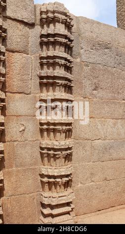 La tour royale date probablement de la période de Vijayanagara.Sa sculpture murale d'un côté.C'est une sculpture entièrement sculptée en pierre. Banque D'Images