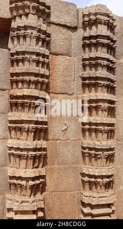 La tour royale date probablement de la période de Vijayanagara.Sa sculpture murale d'un côté.C'est une sculpture entièrement sculptée en pierre. Banque D'Images