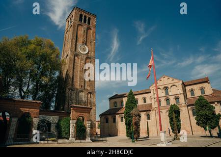Eglise de Santa Maria e San Donato et clocher en brique sur la place Campo San Donato à Murano, italie - nov, 2021.Photo de haute qualité Banque D'Images