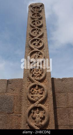 La tour royale date probablement de la période de Vijayanagara.De belles sculptures peuvent être vues dans les portes de la tour du temple.Sur un Banque D'Images