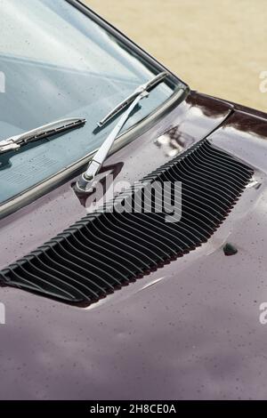 Gros plan de l'essuie-glace sur une voiture classique japonaise kei Suzuki Fronte coupé GX LC10W marron foncé Banque D'Images