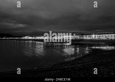 Image nocturne des hôtels en bord de mer de la station balnéaire de Llandudno, au nord du pays de Galles. Banque D'Images