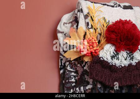 ensemble de vêtements chauds d'automne sur fond beige, vue du dessus.Pull en maille et bonnet en laine.Style plat et place pour le texte. Banque D'Images
