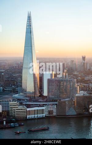 Paysage urbain avec le gratte-ciel de Shard vu depuis le jardin du ciel de Walkie Talkie Skyscraper, Londres, Angleterre, Royaume-Uni Banque D'Images