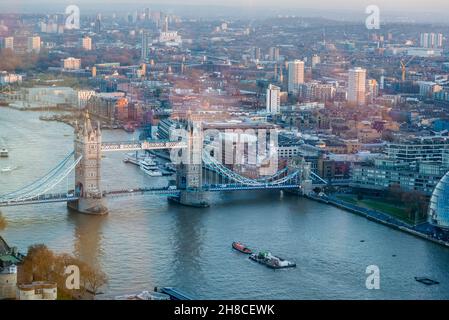 Paysage urbain avec le Tower Bridge, vue depuis le Sky Garden de Walkie Talkie Skyscraper, Londres, Angleterre, Royaume-Uni Banque D'Images