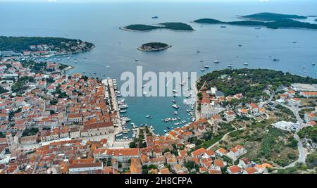 Voir l'incroyable à l'archipel en face de la ville de Hvar, Croatie. Vieux port de la ville de Hvar l'île de l'Adriatique. Destination touristique populaire de Croatie. Amazing Banque D'Images