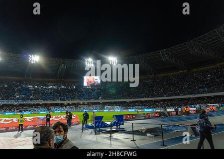 28 novembre 2021, Naples, Campanie, ITALIE: 11/28/2021 Naples,Maradona Stadium, a dévoilé la statue dédiée à la Pibe en mémoire de Diego Armando Maradona, une statue de bronze grandeur nature, 1.67 haut exactement comme le champion argentin, construit dans la fonderie de Nolana par l'ancien directeur du footballeur, Stefano Ceci,merci aussi à la coulée du pied et à la célèbre 'anita' de maradona.La statue a été perlée tout autour du stade, devant 35,000 fans.(Image de crédit : © Fabio Sasso/ZUMA Press Wire) Banque D'Images