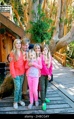 Villa la Angostura, Argentin.22 décembre 2014.Knig Willem-Alexander von Holland, Knigin Maxima, Prinzessin Amalia, Prinzessin Alexia und Prinzessin Ariane von Holland posent pour les médias avant leurs vacances de Noël à Bosque de Arrayanes, dans le parc national los Arrayanes (sur la péninsule de Villa la Angostura) Familie Familienfoto *** Légende locale *** 00315789 crédit:actualités en direct de dpa/Alamy Banque D'Images