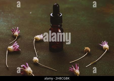 Laboratoire cosmétique abstrait.Bouteilles de verre ambré foncé sur fond vert podium.Cosmétiques naturels pour les soins, homéopathie. Banque D'Images