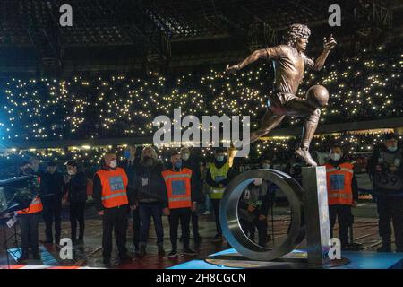 28 novembre 2021, Naples, Campanie, ITALIE: 11/28/2021 Naples,Maradona Stadium, a dévoilé la statue dédiée à la Pibe en mémoire de Diego Armando Maradona, une statue de bronze grandeur nature, 1.67 haut exactement comme le champion argentin, construit dans la fonderie de Nolana par l'ancien directeur du footballeur, Stefano Ceci,merci aussi à la coulée du pied et à la célèbre 'anita' de maradona.La statue a été perlée tout autour du stade, devant 35,000 fans.(Image de crédit : © Fabio Sasso/ZUMA Press Wire) Banque D'Images