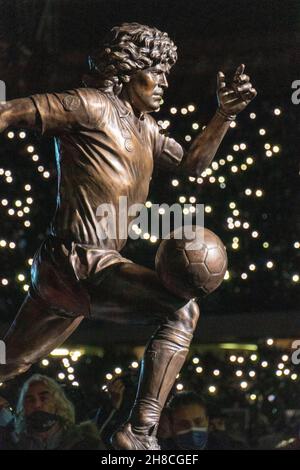 28 novembre 2021, Naples, Campanie, ITALIE: 11/28/2021 Naples,Maradona Stadium, a dévoilé la statue dédiée à la Pibe en mémoire de Diego Armando Maradona, une statue de bronze grandeur nature, 1.67 haut exactement comme le champion argentin, construit dans la fonderie de Nolana par l'ancien directeur du footballeur, Stefano Ceci,merci aussi à la coulée du pied et à la célèbre 'anita' de maradona.La statue a été perlée tout autour du stade, devant 35,000 fans.(Image de crédit : © Fabio Sasso/ZUMA Press Wire) Banque D'Images