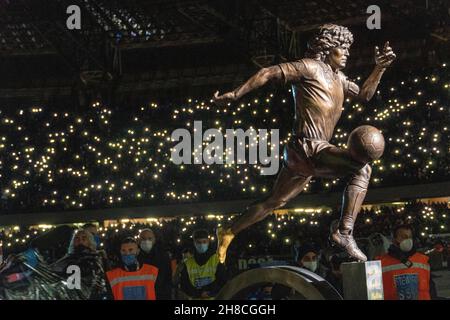 28 novembre 2021, Naples, Campanie, ITALIE: 11/28/2021 Naples,Maradona Stadium, a dévoilé la statue dédiée à la Pibe en mémoire de Diego Armando Maradona, une statue de bronze grandeur nature, 1.67 haut exactement comme le champion argentin, construit dans la fonderie de Nolana par l'ancien directeur du footballeur, Stefano Ceci,merci aussi à la coulée du pied et à la célèbre 'anita' de maradona.La statue a été perlée tout autour du stade, devant 35,000 fans.(Image de crédit : © Fabio Sasso/ZUMA Press Wire) Banque D'Images