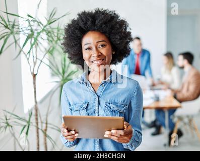 business femme d'affaires leader bourreau réunion tablette de bureau sourire portrait Banque D'Images