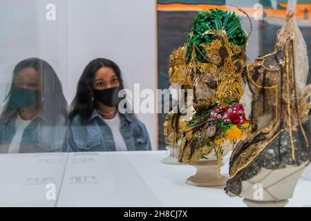 Londres, Royaume-Uni.29 novembre 2021.Série souvenir, 2019, par Hew Locke - la vie entre les îles: Art Caraïbes-britannique des années 1950 - maintenant à Tate Britain - une nouvelle exposition explorant l'étendue de l'art Caraïbes-britannique sur quatre générations.Il compte plus de 40 artistes, travaillant dans le cinéma, la photographie, la peinture, la sculpture et la mode.Life Between Islands est ouvert du 1er décembre 2021 au 3 avril 2022.Crédit : Guy Bell/Alay Live News Banque D'Images