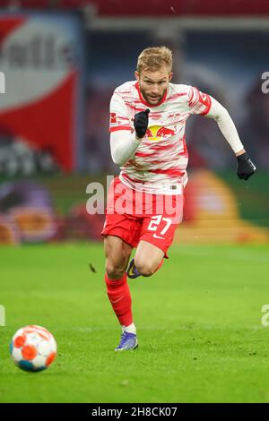 Leipzig, Allemagne.28 novembre 2021.Football: Bundesliga, Matchday 13, RB Leipzig - Bayer Leverkusen à Red Bull Arena.Konrad Laimer, le joueur de Leipzig, est sur le ballon.Credit: Jan Woitas/dpa-Zentralbild/dpa/Alay Live News Banque D'Images