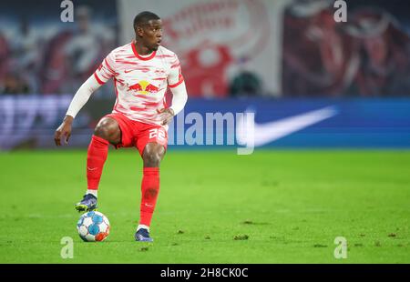 Leipzig, Allemagne.28 novembre 2021.Football: Bundesliga, Matchday 13, RB Leipzig - Bayer Leverkusen à Red Bull Arena.Nordi Mukiele, le joueur de Leipzig, est sur le ballon.Credit: Jan Woitas/dpa-Zentralbild/dpa/Alay Live News Banque D'Images