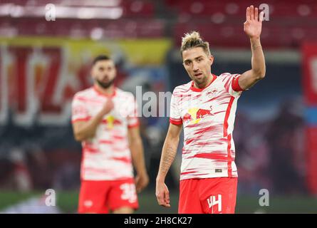 Leipzig, Allemagne.28 novembre 2021.Football: Bundesliga, Matchday 13, RB Leipzig - Bayer Leverkusen à la Red Bull Arena.Le joueur de Leipzig, Kevin Kampl Waves.Credit: Jan Woitas/dpa-Zentralbild/dpa/Alay Live News Banque D'Images