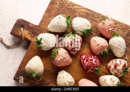 Fraises enrobées de chocolat sur fond de bois Banque D'Images