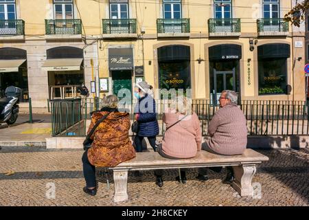 Lisbonne, Portugal, personnes de groupe, femmes, personnes âgées se réunissant assis sur le banc public sur la place de la ville de derrière, scènes de rue, magasins pensionnés Lisbonne vue générale Banque D'Images