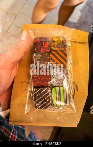 Lisbonne, Portugal, la main tenant des échantillons de chocolat dans l'emballage dans la boutique locale de chocolat