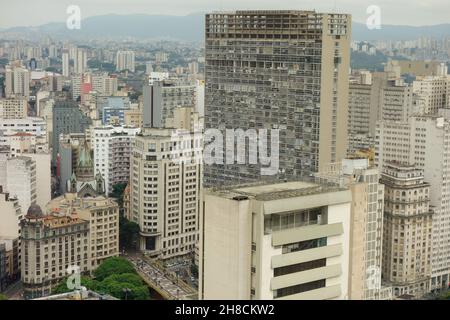 Paysage urbain avec de hauts bâtiments anciens contre un ciel nuageux à San Paolo, Brésil Banque D'Images