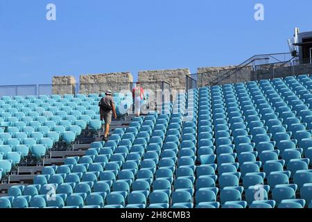 SIBENIK, CROATIE - 12 SEPTEMBRE 2017 : des visiteurs non identifiés grimpent dans les allées du théâtre en plein air dans la cour de la forteresse médiévale de Saint-Laurent Banque D'Images