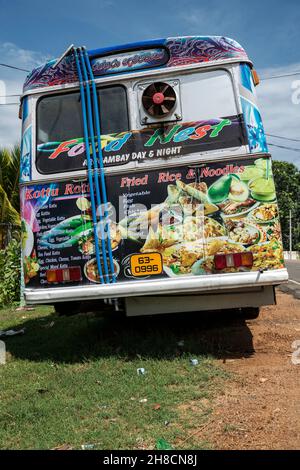 Sri Lanka, la province d'Ampara, la province d'Ampara, la province d'Ampara, route,Strasse, route, bus, bus Banque D'Images