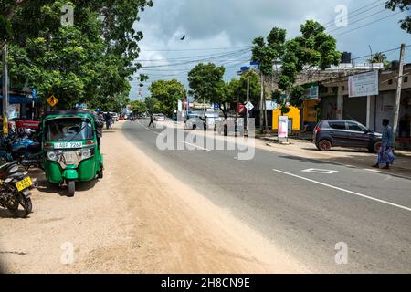 Sri Lanka, la province d'Ampara, la province d'Ampara, la province d'Ampara, Pottuvil,ville, Staadt, ville, route, Strasse,Route, Tuk Tuk Banque D'Images