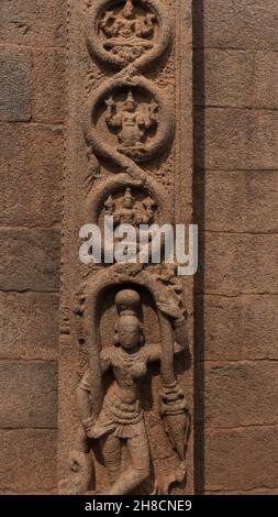 La tour royale date probablement de la période de Vijayanagara.Sa sculpture murale d'un pilier latéral.C'est une sculpture entièrement sculptée en pierre. Banque D'Images