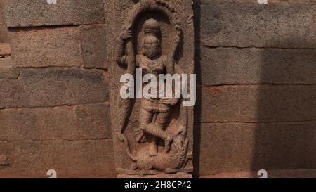 La tour royale date probablement de la période de Vijayanagara.Belle sculpture d'une femme.Il se trouve dans les portes de la tour de la température Banque D'Images