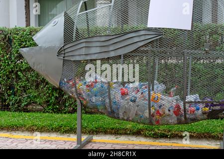 Conteneur municipal de recyclage en plastique en forme de poisson.Protection de l'environnement à mi-hauteur contre la contamination des océans.Concept d'environnement Banque D'Images