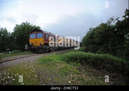 '66136' dirige un Newport Alexandra Dock Junction - Bridgend Ford train le long de la branche Bridgend Ford près de la rivière Ewenny. Banque D'Images