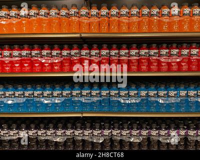 Augusta, GA USA - 07 01 21: Powerade boire coloré exposition mur fond Banque D'Images