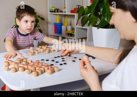 Mère et fils jouent à un jeu de société de lotto russe, apprendre les nombres jouée. Banque D'Images