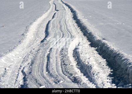 Piste cyclable R1 en hiver, près de Gewissenruh, Wesertal, Weser Uplands, Weserbergland,Hesse, Allemagne Banque D'Images