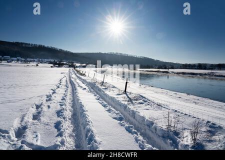 Rivière Weser près de Gewissenruh, Wesertal, Weser Uplands, Weserbergland, Hesse,Allemagne Banque D'Images