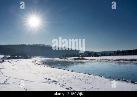 Rivière Weser près de Gewissenruh, Wesertal, Weser Uplands, Weserbergland, Hesse,Allemagne Banque D'Images