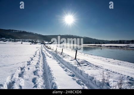 Rivière Weser près de Gewissenruh, Wesertal, Weser Uplands, Weserbergland, Hesse,Allemagne Banque D'Images